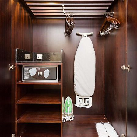 Hotel Radisson Blu Kochi Exterior foto A hotel room wardrobe with a safe