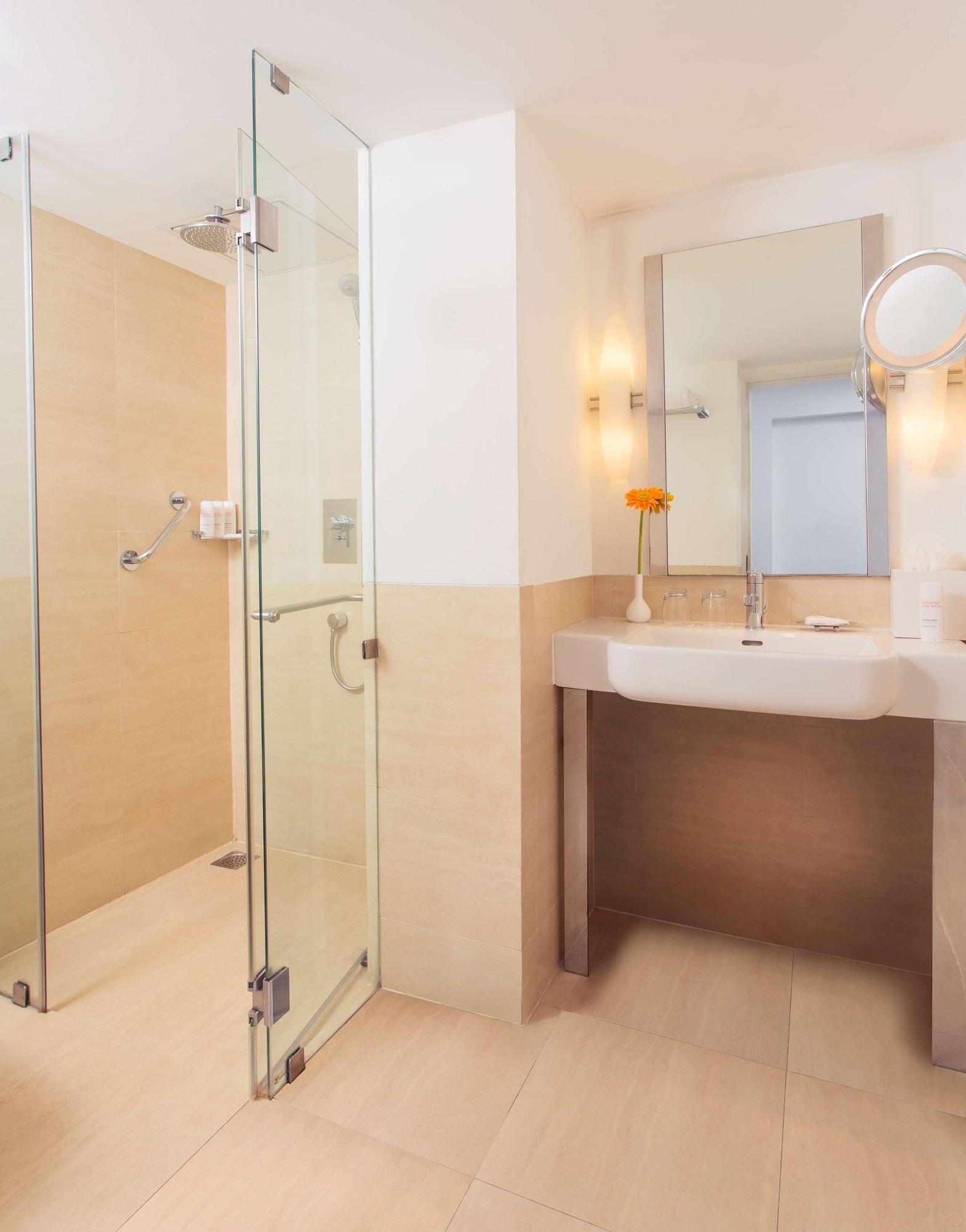 Hotel Radisson Blu Kochi Exterior foto A shower cubicle