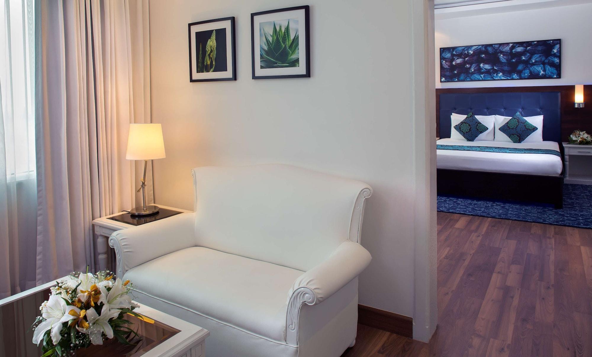 Hotel Radisson Blu Kochi Exterior foto A room at the hotel