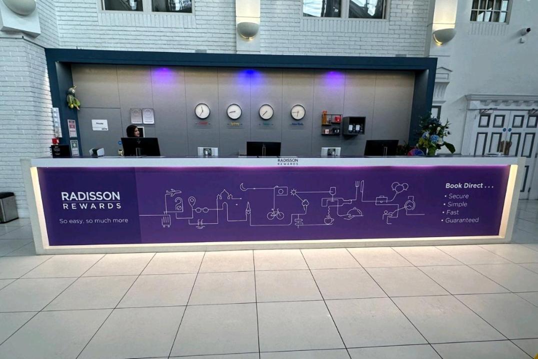 Hotel Radisson Blu Kochi Exterior foto The Radisson Rewards desk at the Radisson Blu Hotel, Brussels Airport