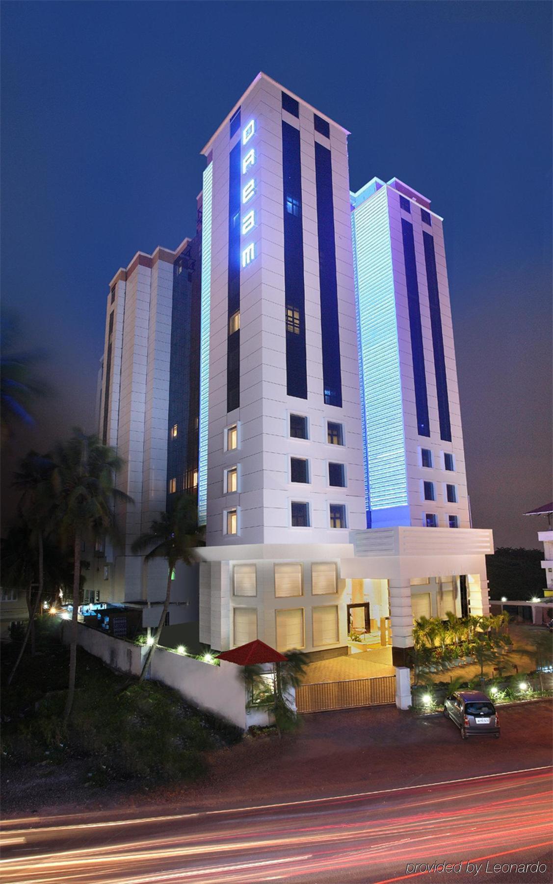 Hotel Radisson Blu Kochi Exterior foto The hotel at night