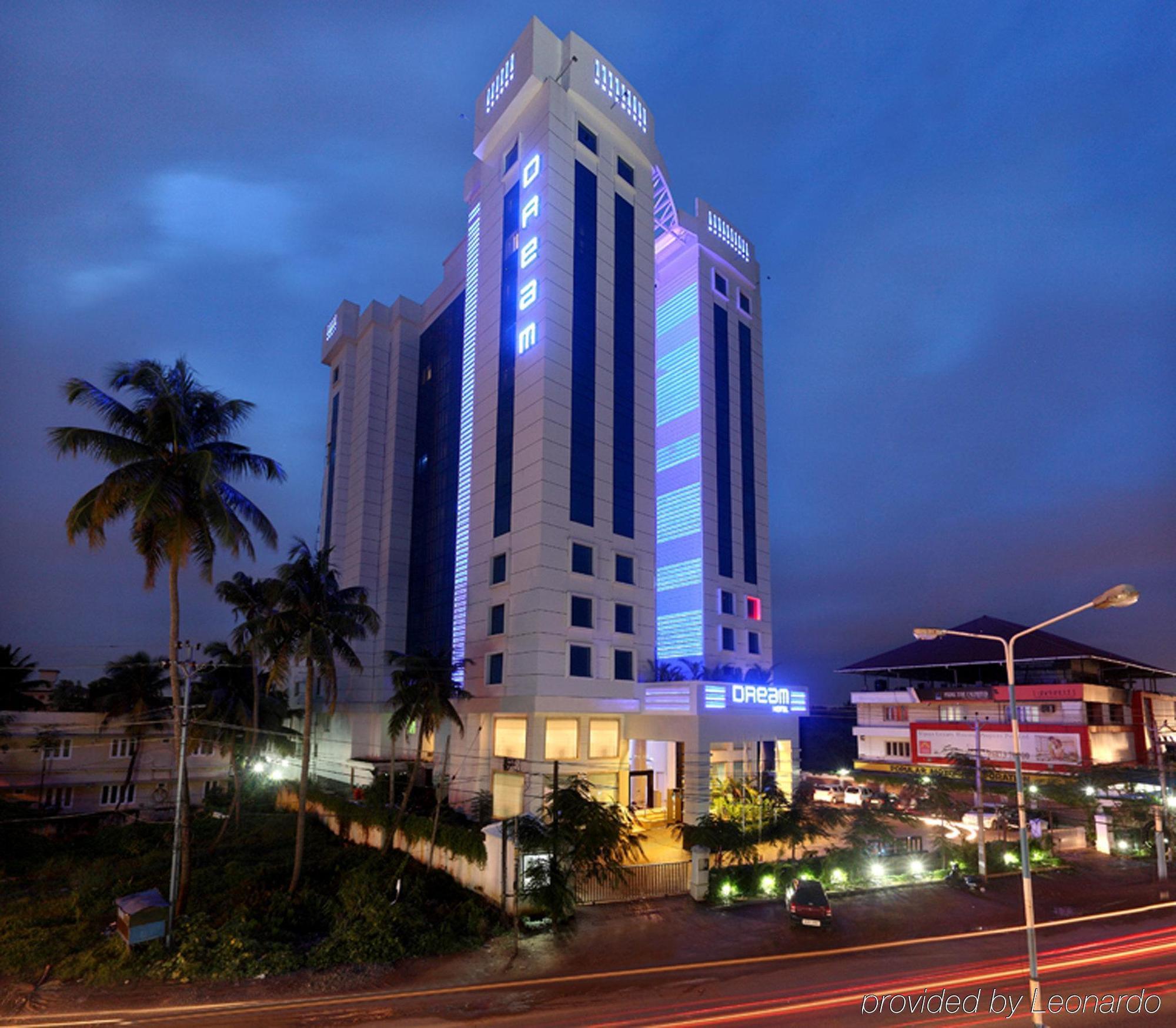 Hotel Radisson Blu Kochi Exterior foto The Orchid Hotel
