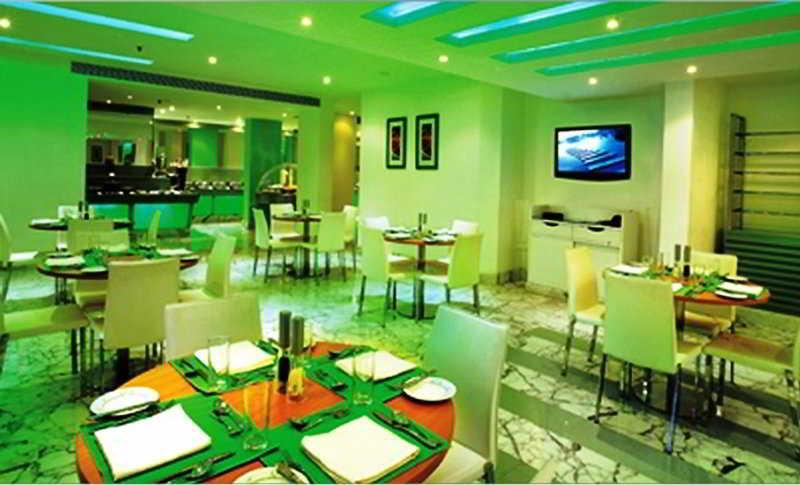 Hotel Radisson Blu Kochi Exterior foto The Green Restaurant