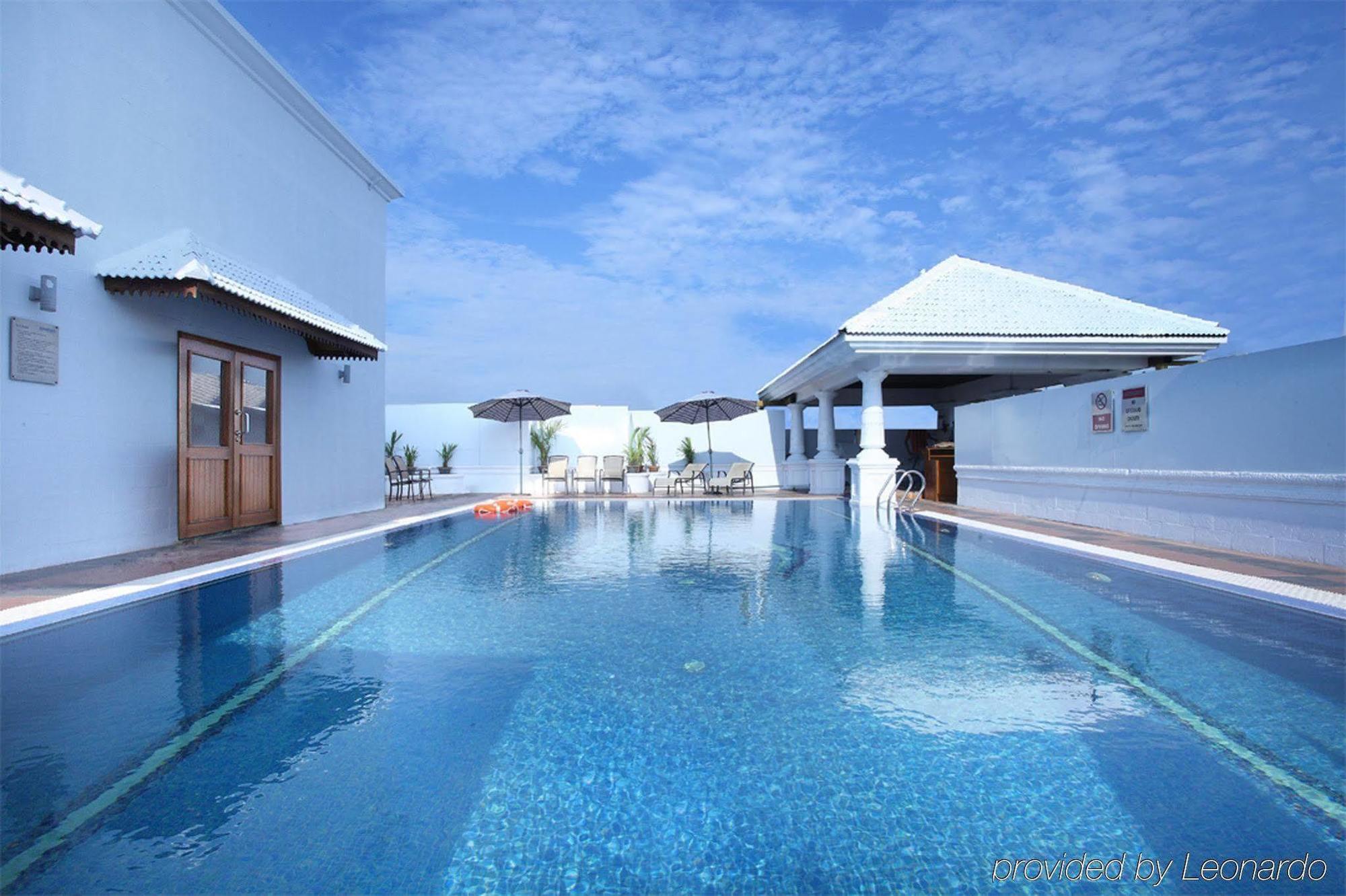 Hotel Radisson Blu Kochi Facilidades foto Rooftop pool at the hotel