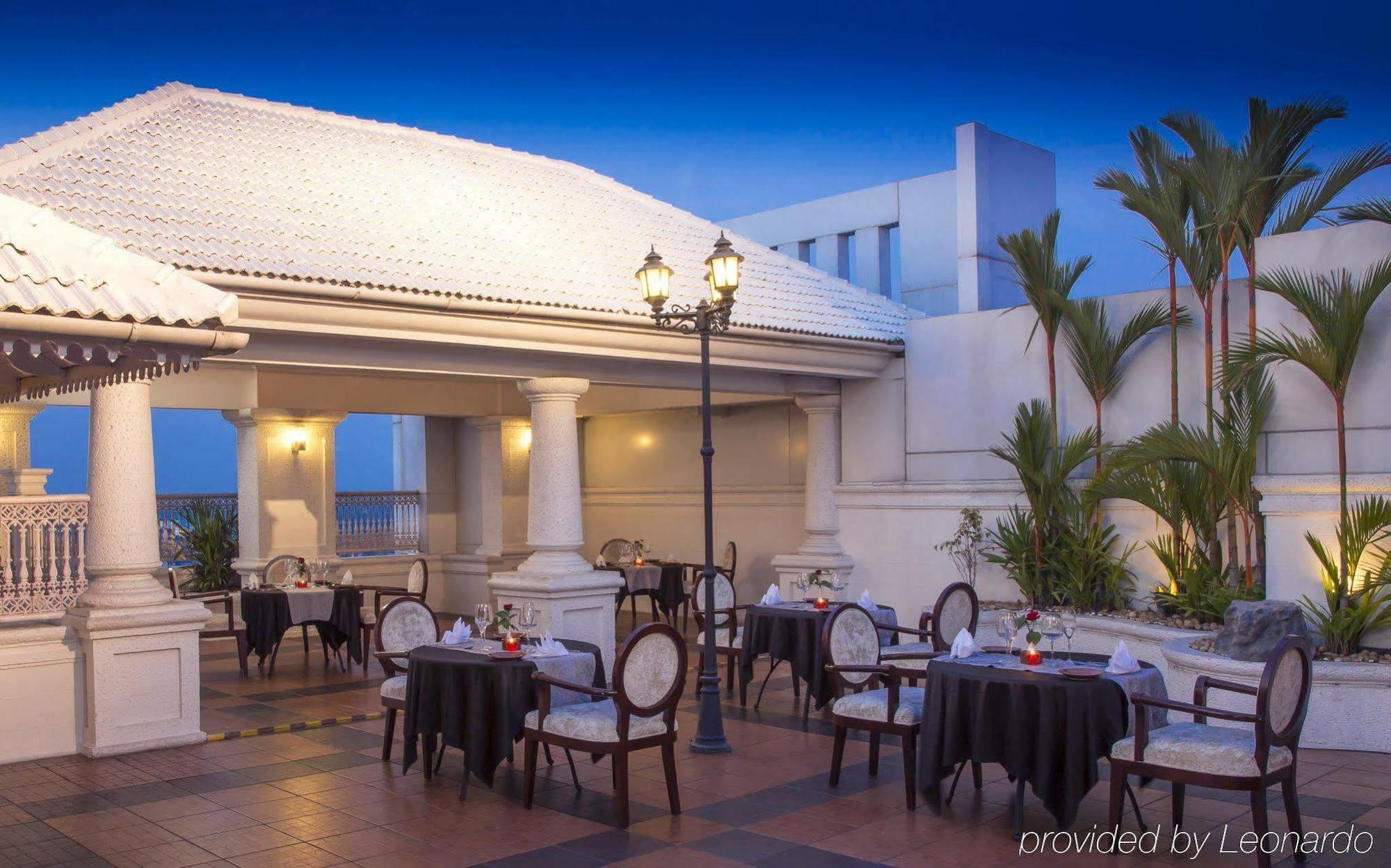 Hotel Radisson Blu Kochi Exterior foto The Terrace
