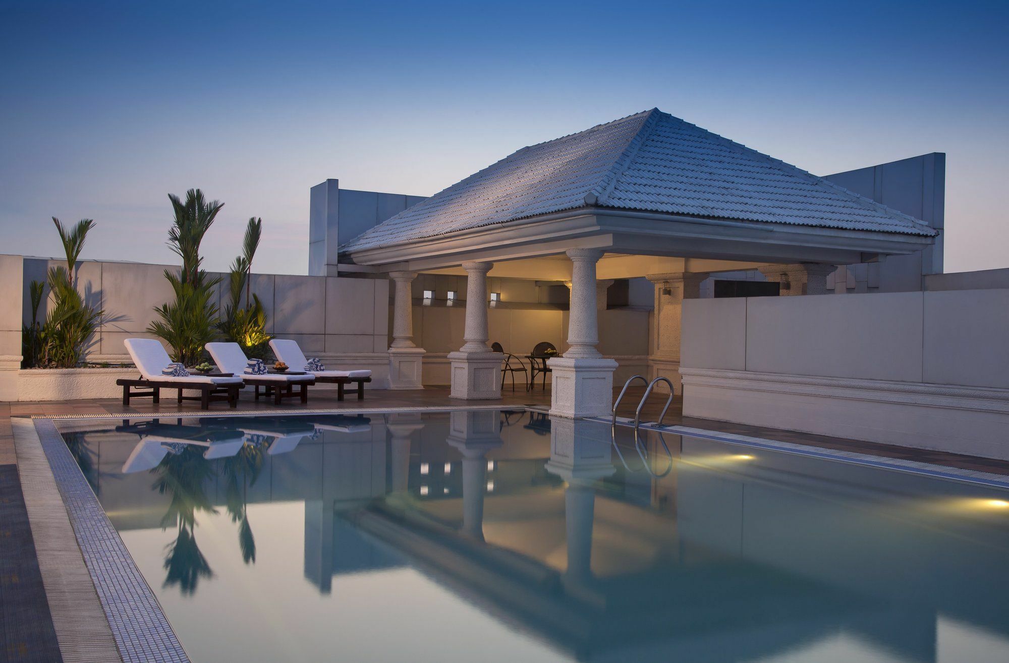 Hotel Radisson Blu Kochi Exterior foto The swimming pool at the hotel